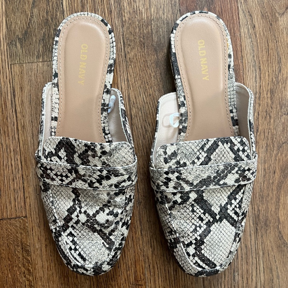 Old navy snakeskin women’s slip on mules
